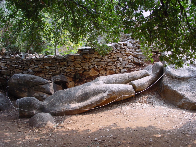 Naxos Marmorstatue (Kouros) bei Miloi.JPG -                                